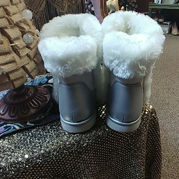 BEAUTIFUL SNOW BOOTS - Picture 3 of 6